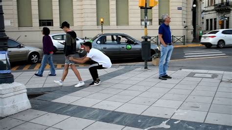 bromas a parejas en la calle